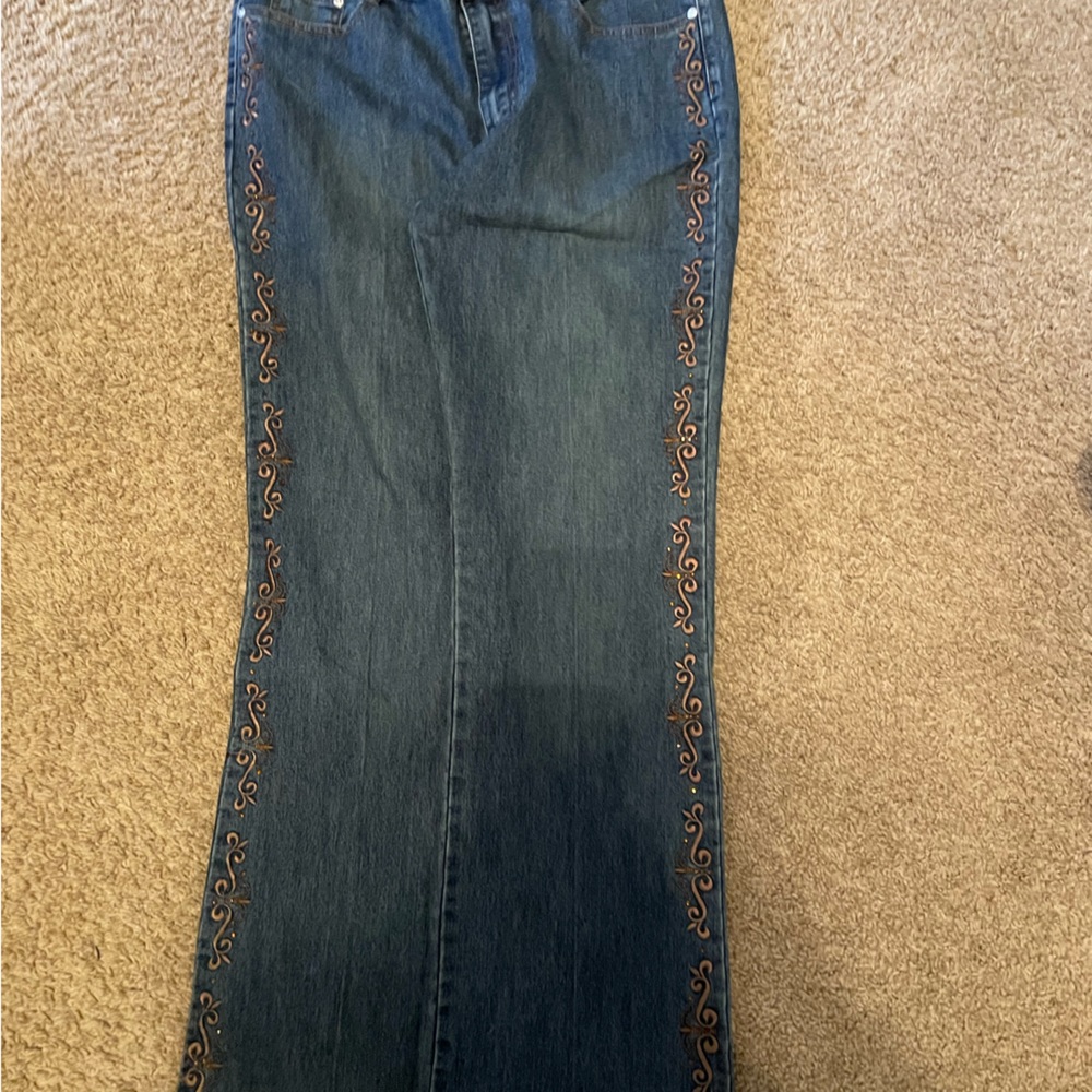 Women's Cosmopolitan Jeans Size 14 With Stylish Design on legs